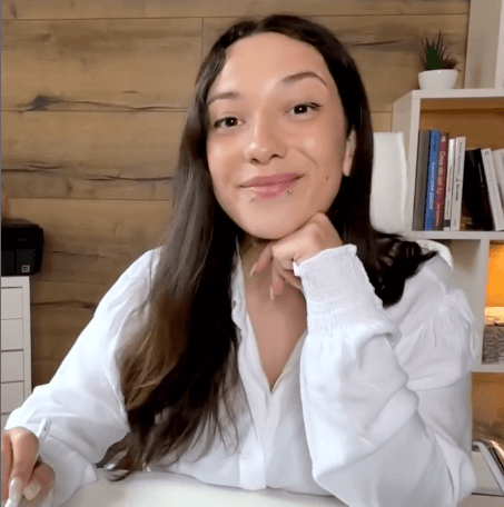 Mari Fuentes explicando cómo ganar dinero en YouTube sin salir en cámara con MonetizaTube