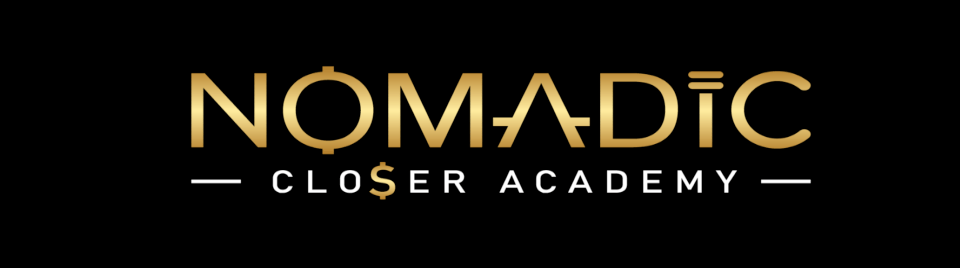 Logo oficial de Nomadic Closer Academy en fondo oscuro