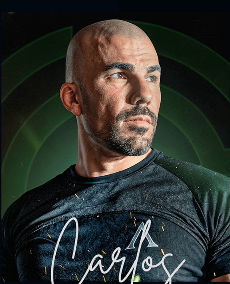 Retrato de Carlos Lozano, fundador de Elliott Traders, con fondo de ondas verdes, símbolo de su enfoque profesional en análisis técnico y trading estructurado.