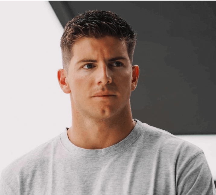 Retrato de Pedro Buerbaum, joven emprendedor y fundador de OffLesson, con expresión seria y mirada segura.