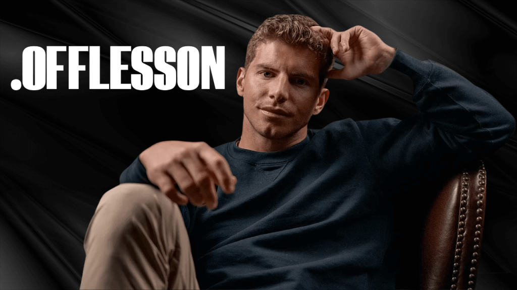 Pedro Buerbaum, creador de OffLesson, sentado en actitud relajada frente al logo de su plataforma de formación disruptiva.