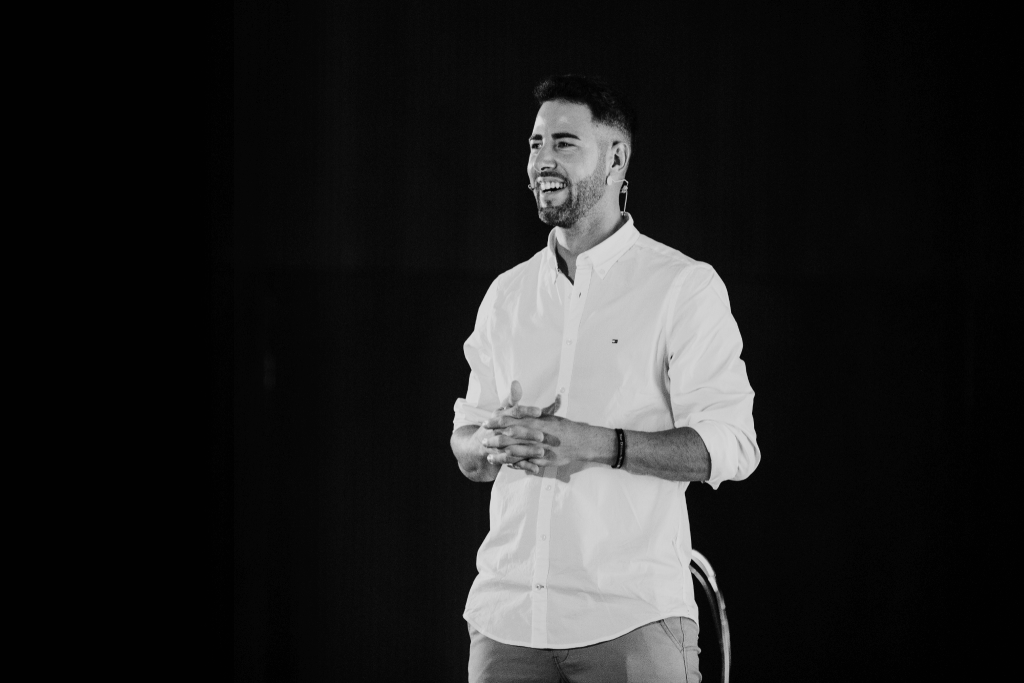 Adrián Gleez durante una ponencia sobre finanzas personales y crecimiento económico