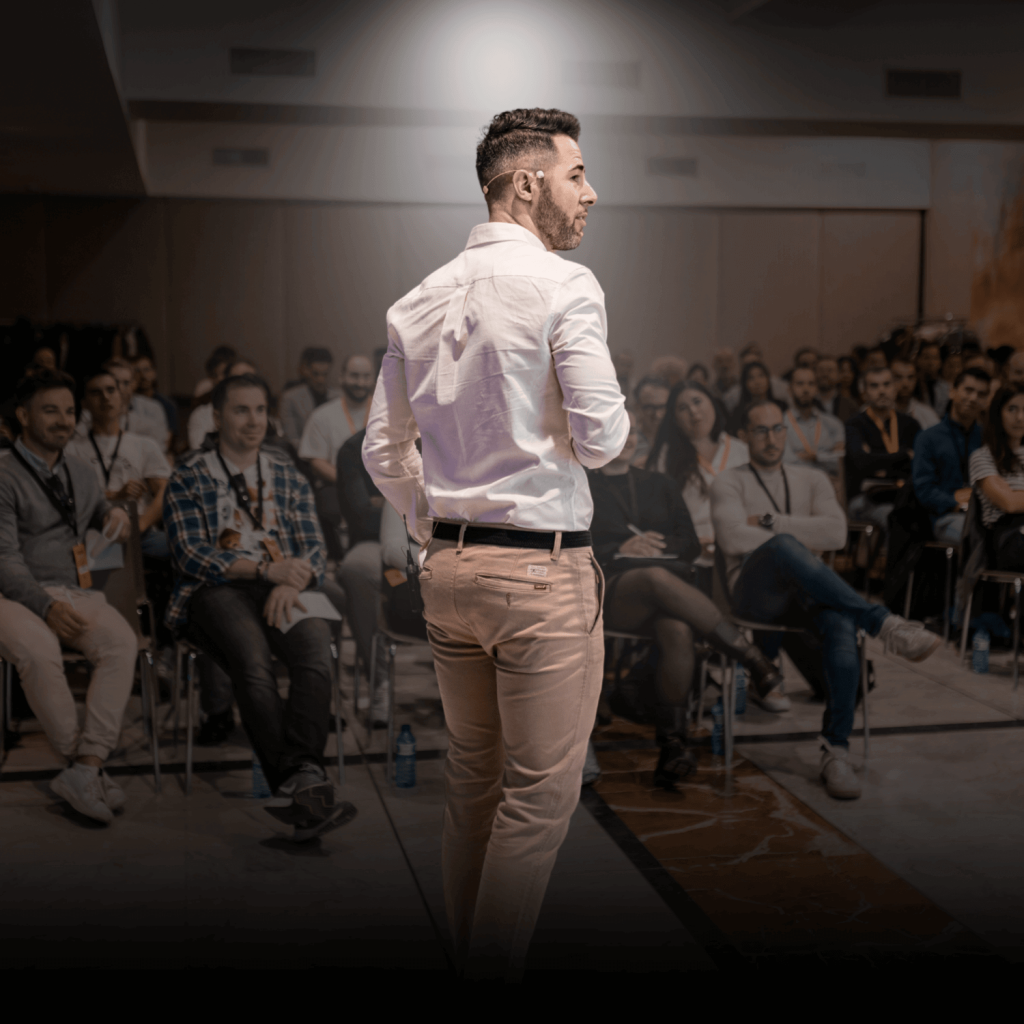 Adrián Gleez explicando la metodología Game Change a un grupo reducido de alumnos.