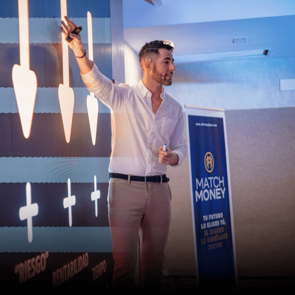 Adrián Gleez presentando Game Change en una conferencia en vivo ante emprendedores.