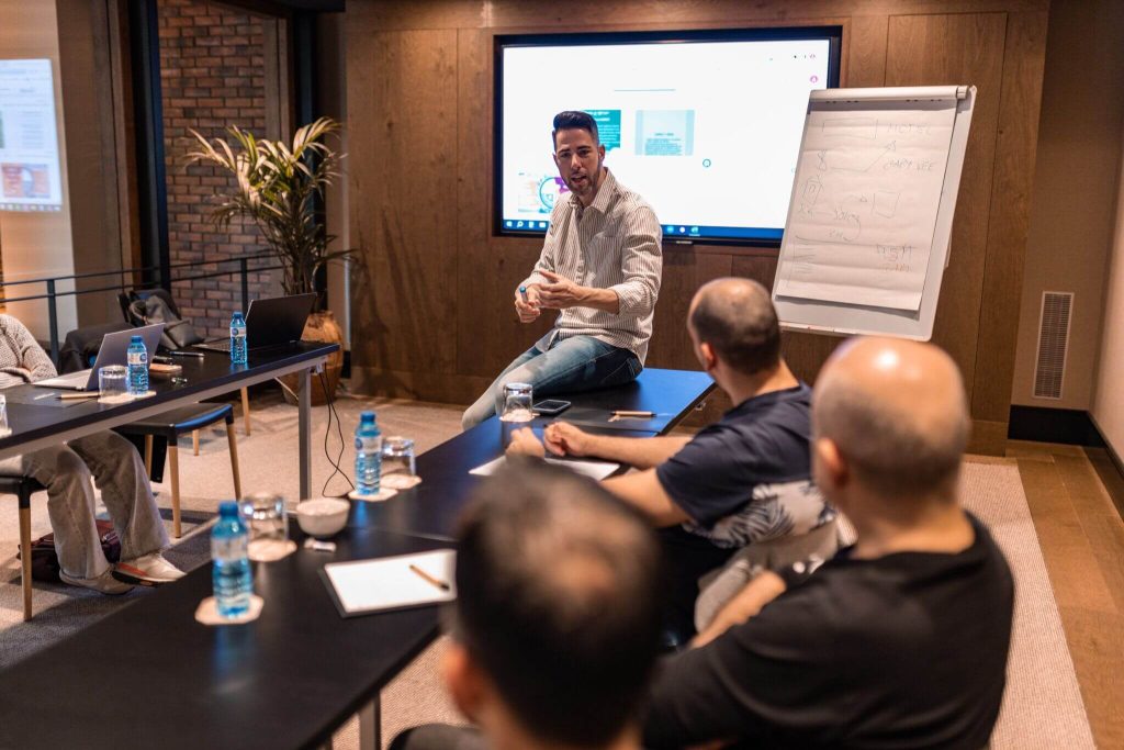 Adrián Gleez durante un evento de Game Change explicando la importancia de la mentalidad financiera.