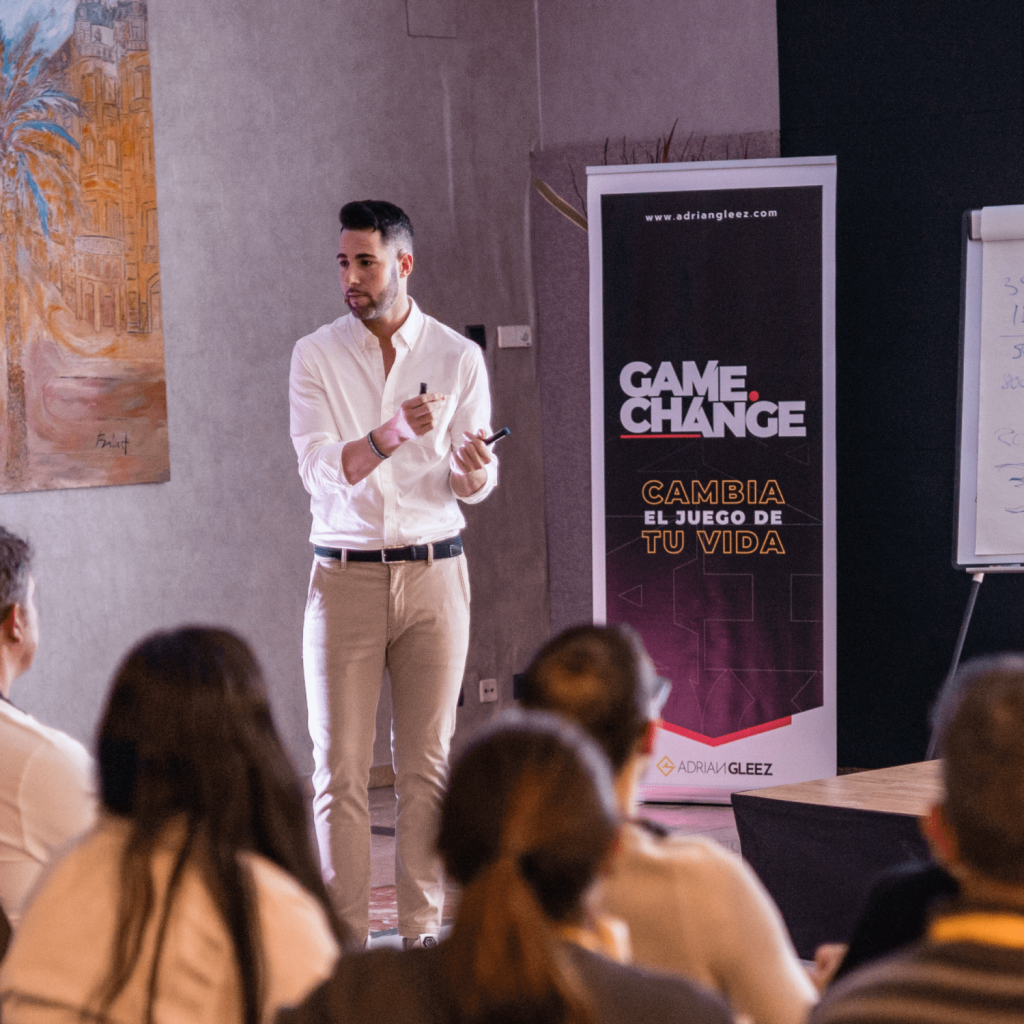 Adrián Gleez presentando Game Change frente a un grupo de alumnos en una sala de formación.