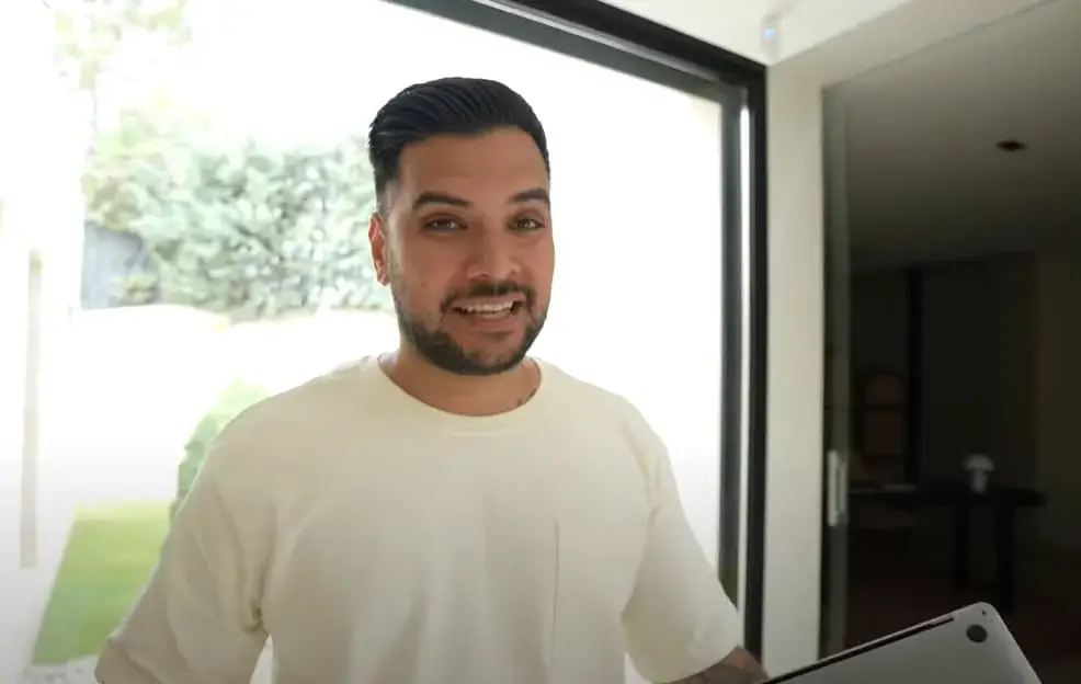 Pako Thawani hablando a cámara en una sala luminosa; imagen para el artículo “quién es” y biografía de Élite del Trading.