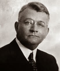 Retrato de Ralph Nelson Elliott, creador de la Teoría de Ondas de Elliott en los años 30