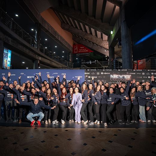 Equipo y producción en el escenario principal de NEXTT 2026