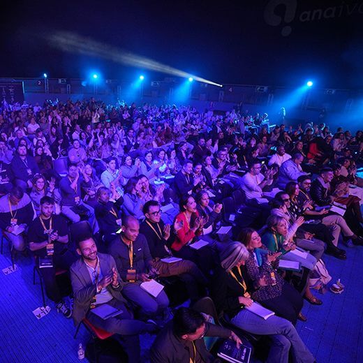 Multitud en NEXTT 2026 celebrando el cierre de jornada.