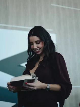 Celia Rubio leyendo uno de los dos libros que ha publicado en el Grupo Planeta
