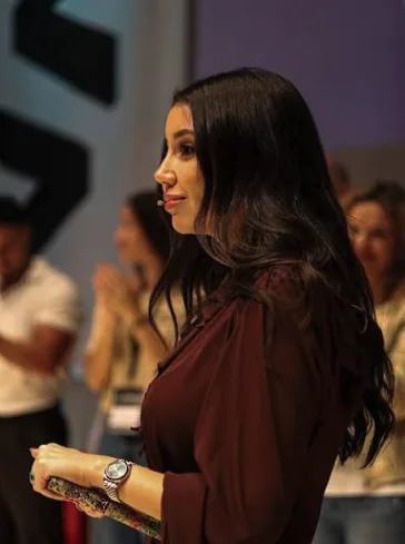 Celia Rubio de perfil durante un evento presencial de La Academia de Inversión