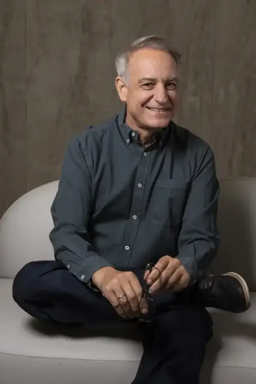 Pablo Gil, analista de mercados y profesor de Seminarios, sonriendo en un sofá